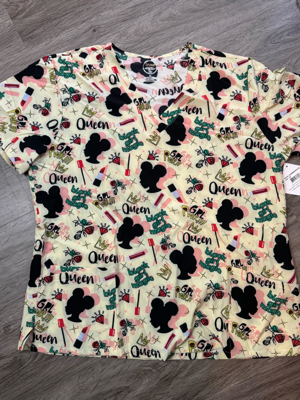 Women's Queen' Patterned Cream Graphic Scrub Top